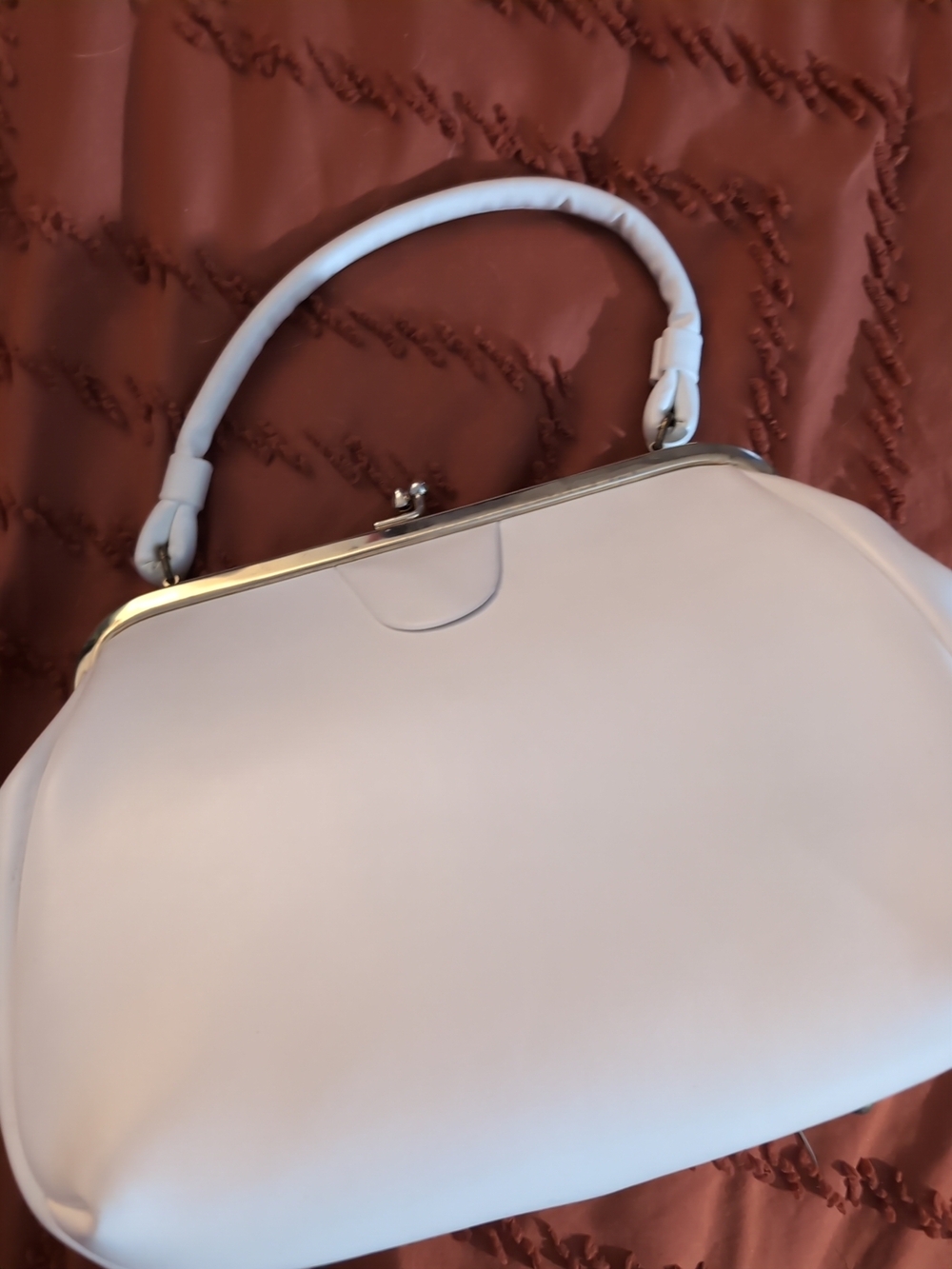 Chic White Frame-Top Shoulder Bag with Top Handle